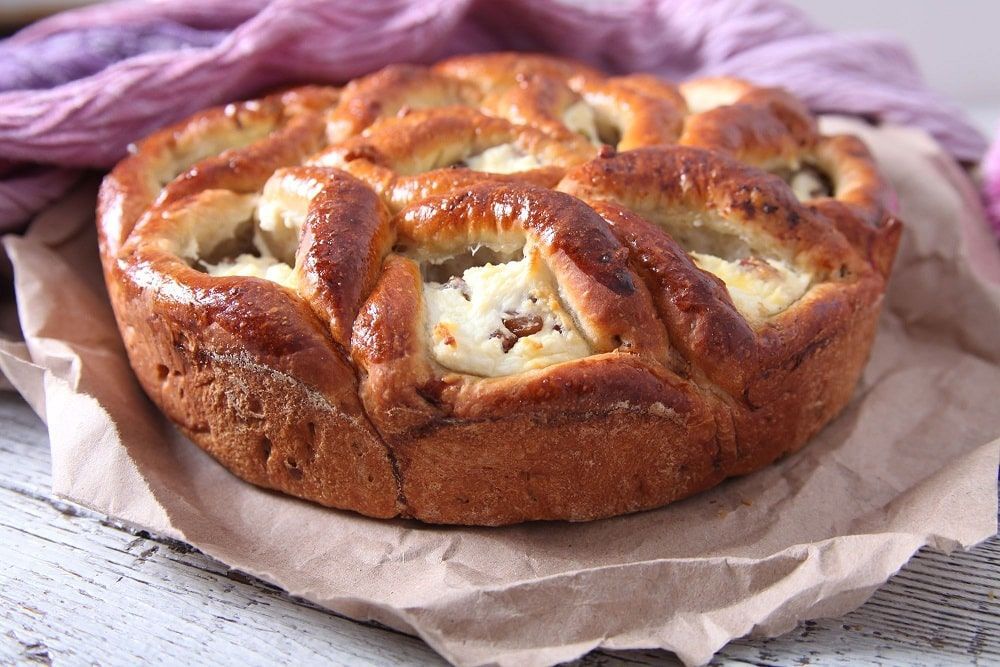 Дрожжевой пирог с творогом, орехами и изюмом