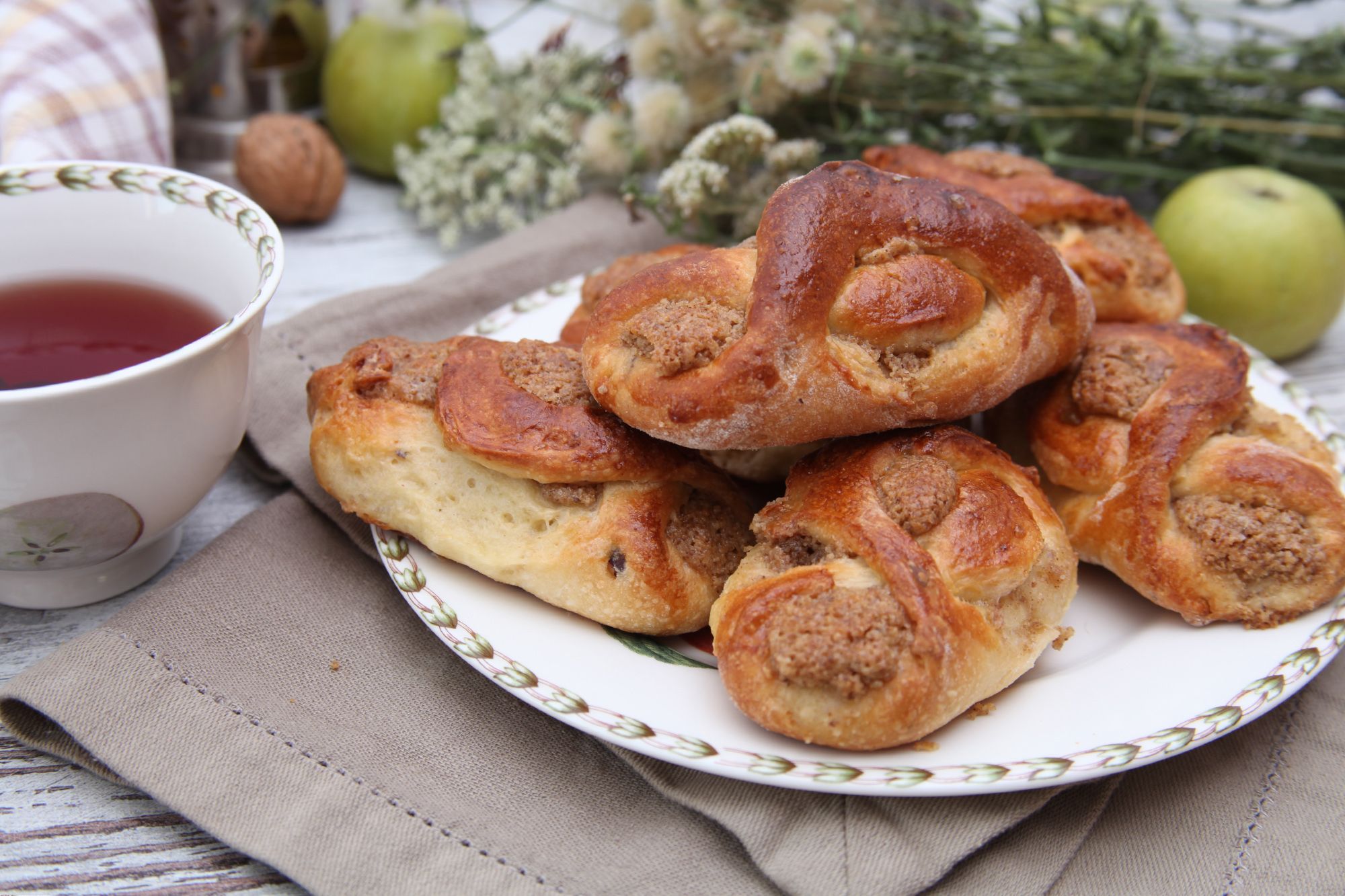 Булочки с ореховой начинкой