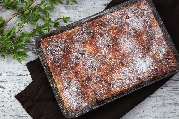 Творожная запеканка на рисовой муке с изюмом и цукатами