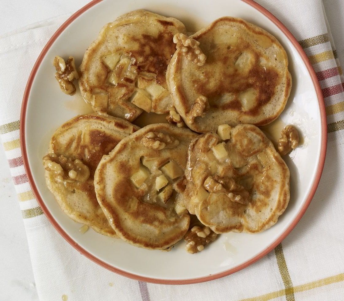 Оладьи с яблоками, корицей и орехами