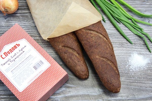 Ржаной хлеб с луком и розмарином