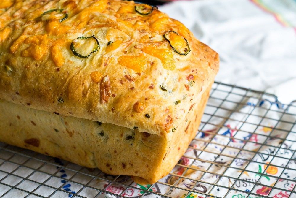 Хлеб с сыром в духовке. Хлеб с халапеньо и сыром. Jalapeno Cheddar Bread. Хлеб с сыром подогревом.