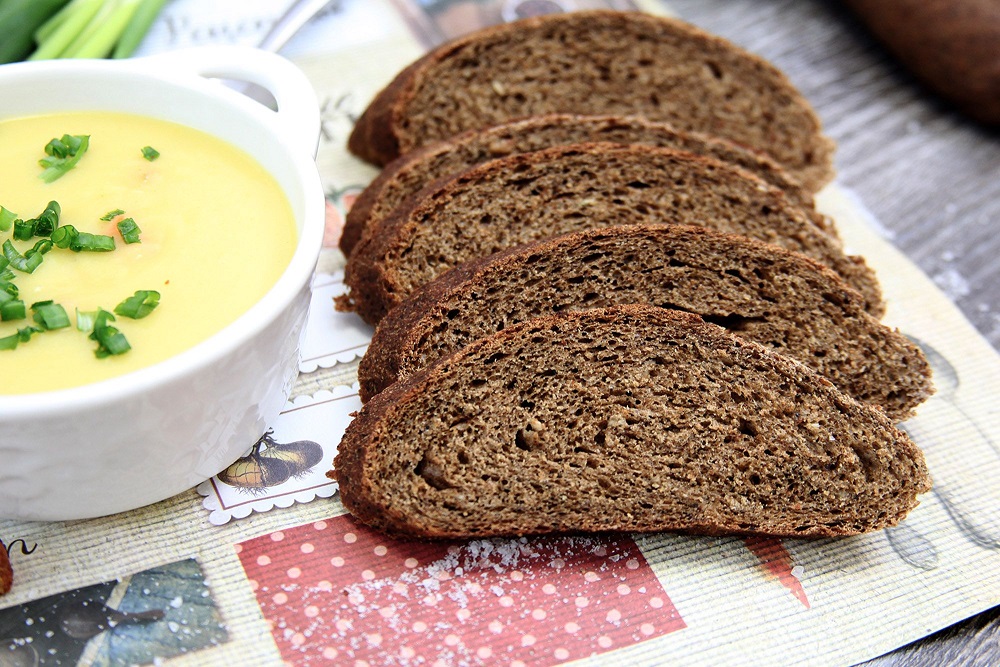 Ржаной хлеб с луком и розмарином