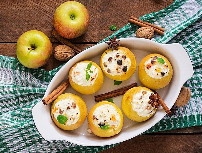Яблоки, запеченные с творогом, изюмом и орехами