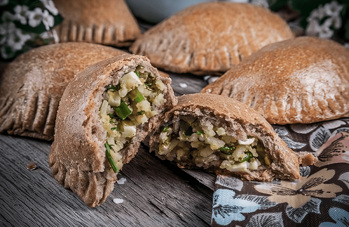 Пирожки из ржаной цельнозерновой муки с яйцами, рисом и зеленым луком