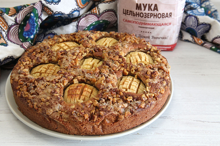 Пирог из цельнозерновой муки с яблоками и орехами