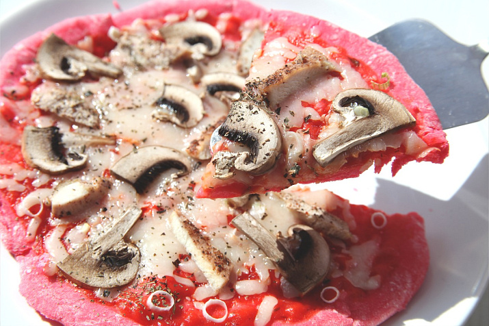 Розовая пицца с курицей