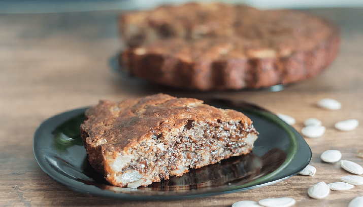 Шоколадный пирог с грушами и тыквенными семечками