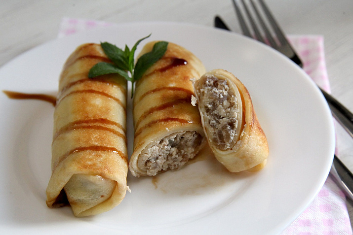 Блинчики с творогом, яблоками и изюмом