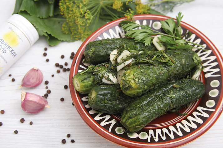 Вкусные малосольные огурцы с чесноком в кастрюле