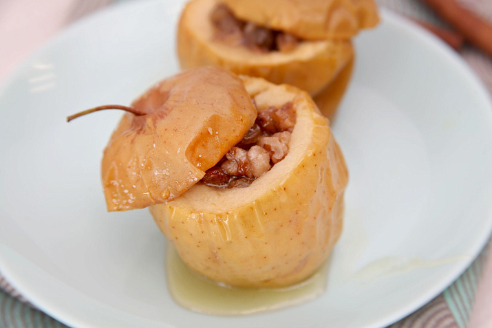 Классические запеченные яблоки с медом, корицей и изюмом