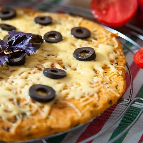 Томатная лепешка с базиликом, чесноком и сыром из муки с отрубями