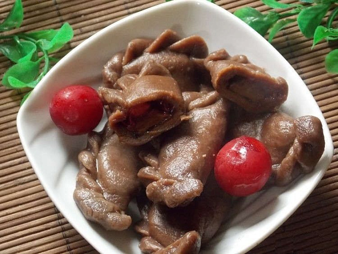 Шоколадные вареники с вишней