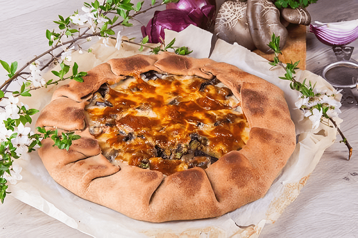 Пирог из полбяной муки с овощами и сыром