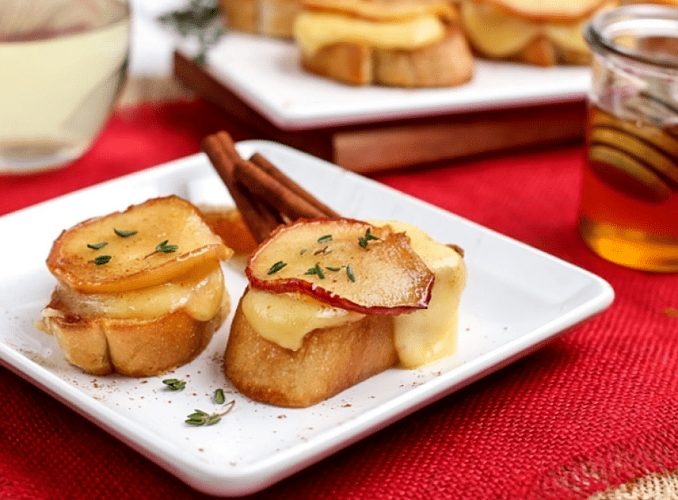 Горячая брускетта с сыром, яблоком и корицей