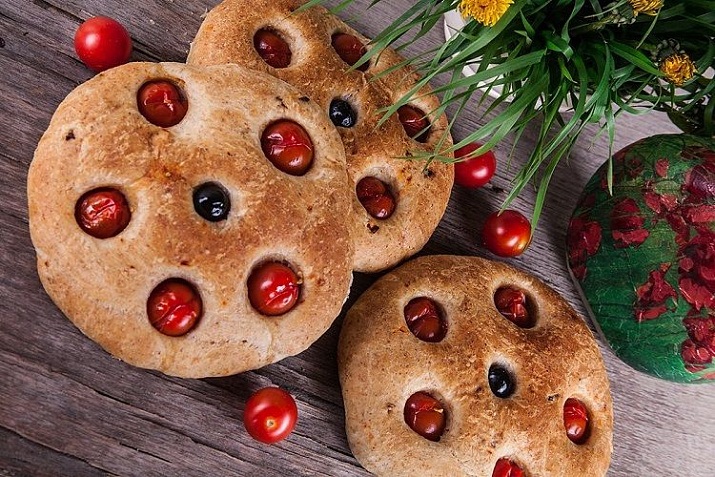 Лепешки с сушеными томатами из пшеничной муки с отрубями